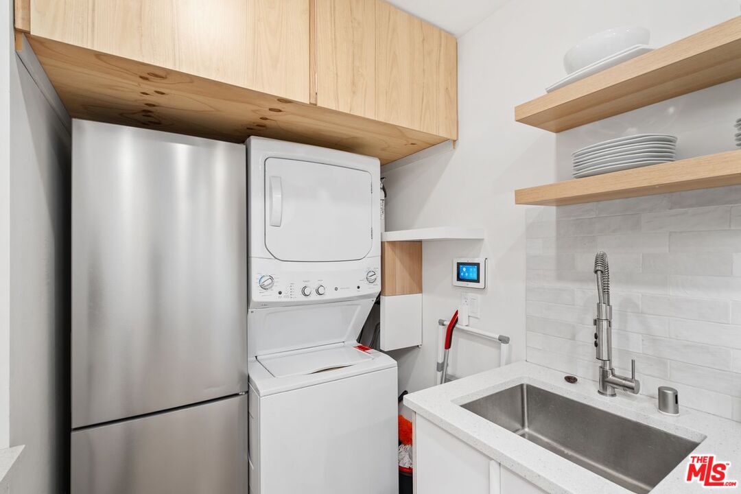 621 Rose Ave Unit: #B