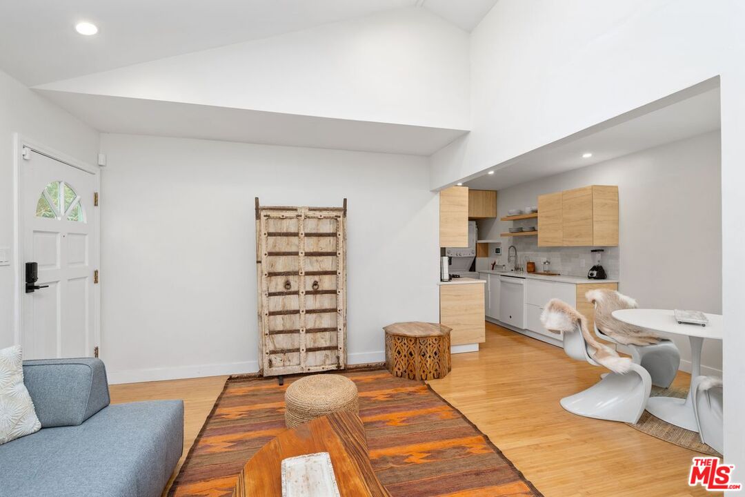 621 Rose Ave Unit: #B