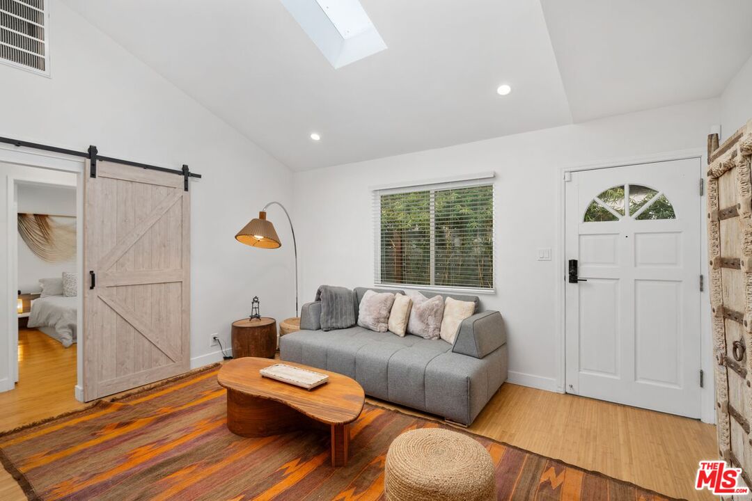621 Rose Ave Unit: #B