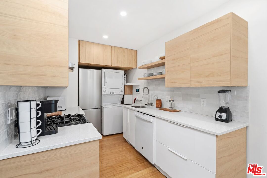 621 Rose Ave Unit: #B