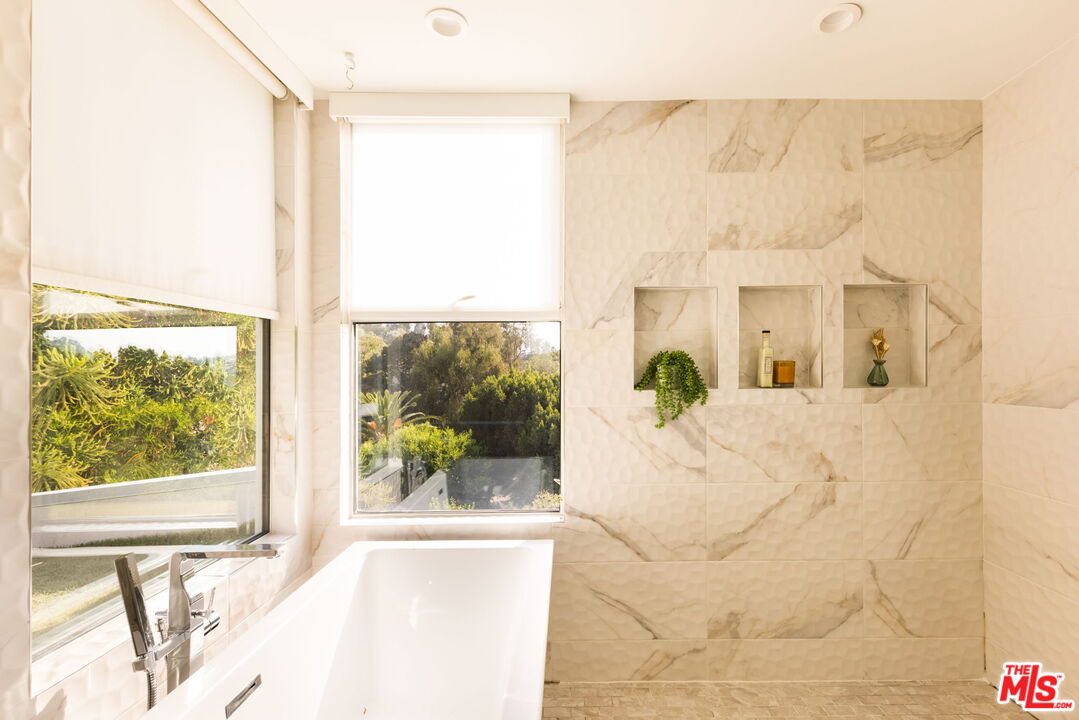 2615 La Cuesta Dr