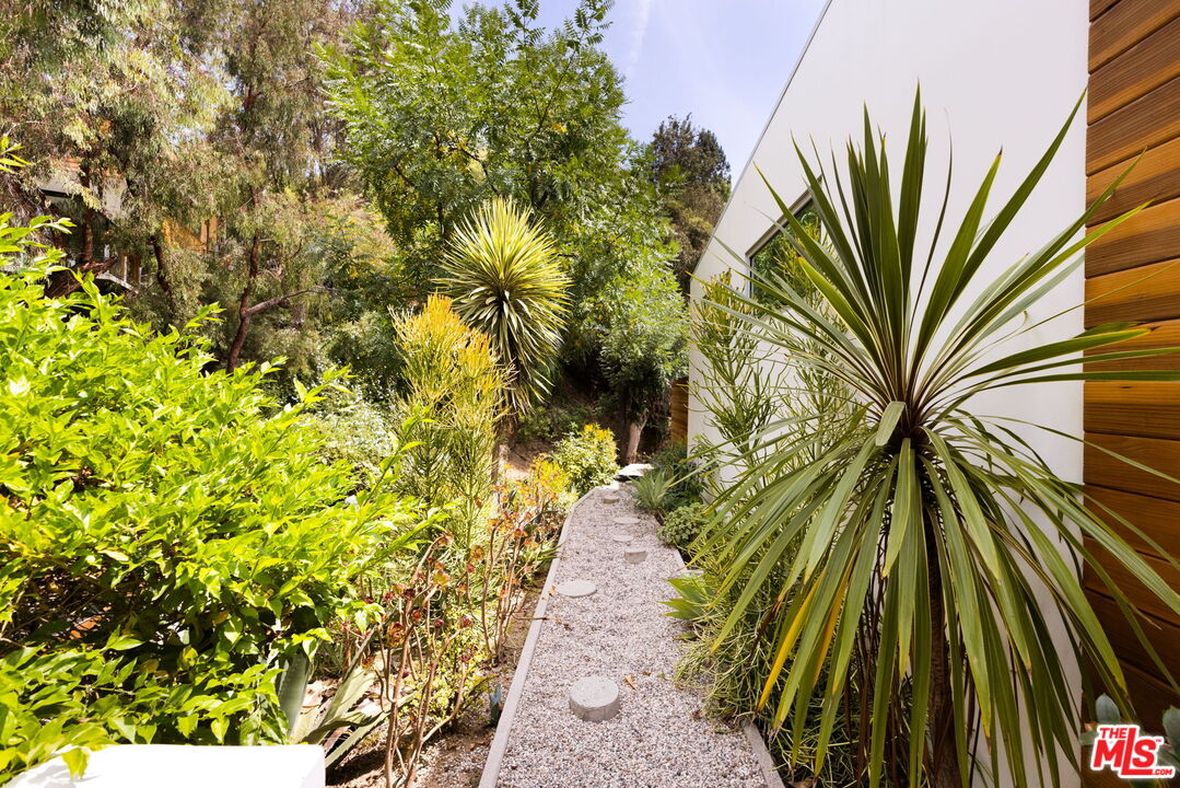 2615 La Cuesta Dr