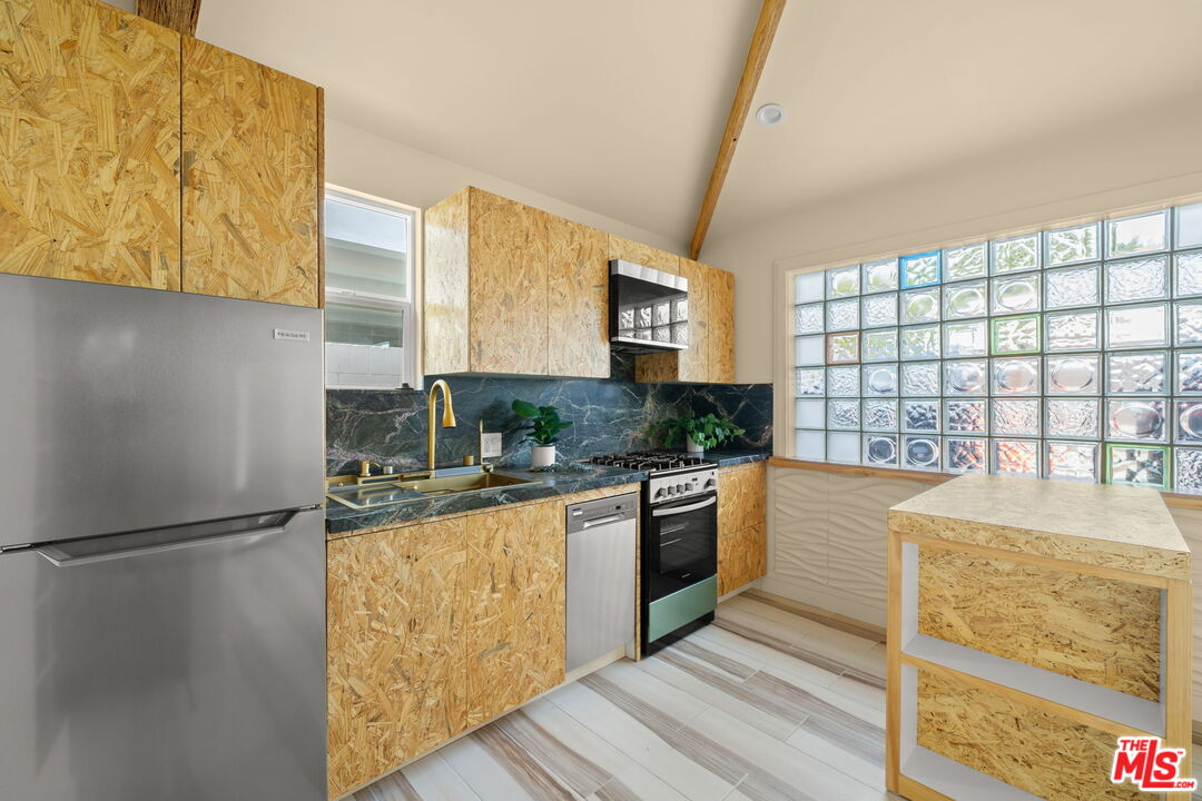621 Rose Ave Unit: 623 1/2