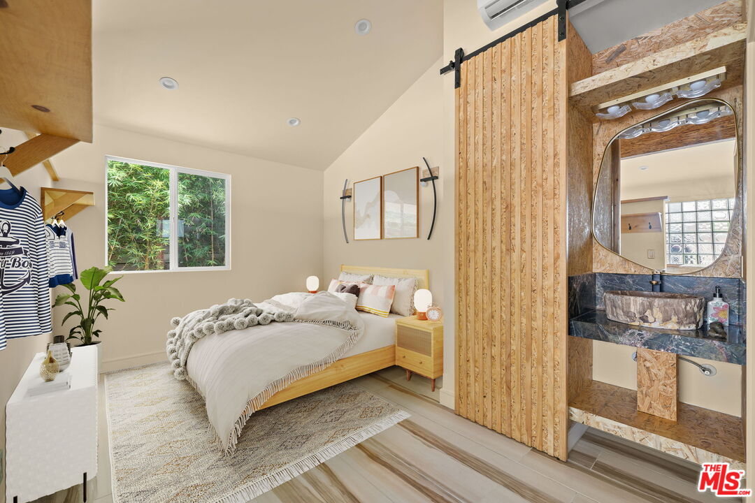 621 Rose Ave Unit: 623 1/2