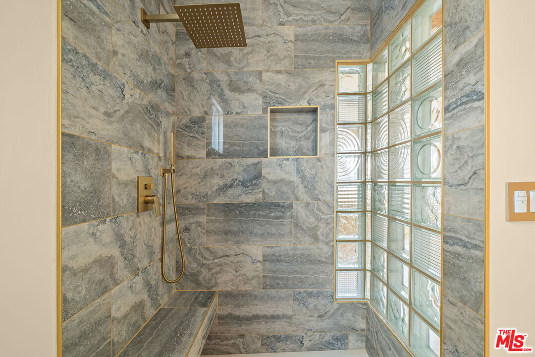 621 Rose Ave Unit: 623 1/2