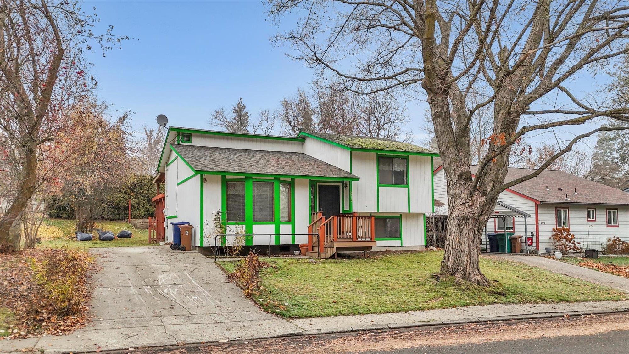 3210 W WOODLAND Blvd