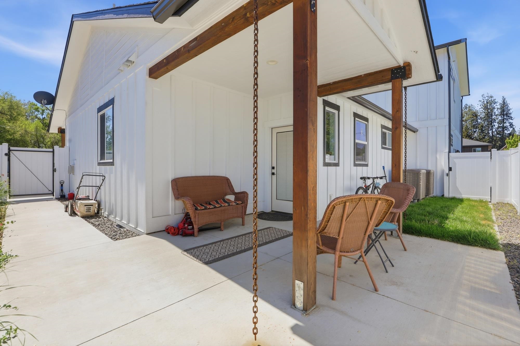114 W GRAVES Rd