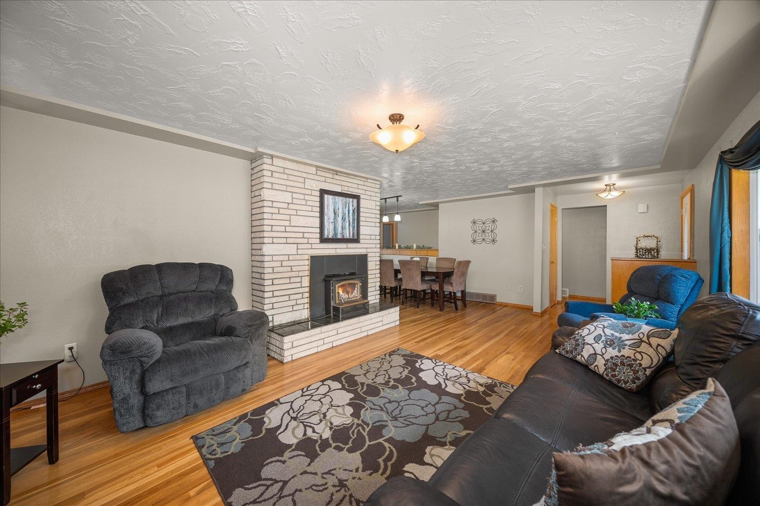2805 W Woodside Ave
