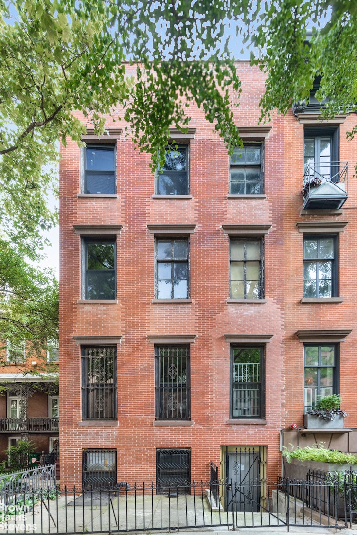 324 E 18TH Street