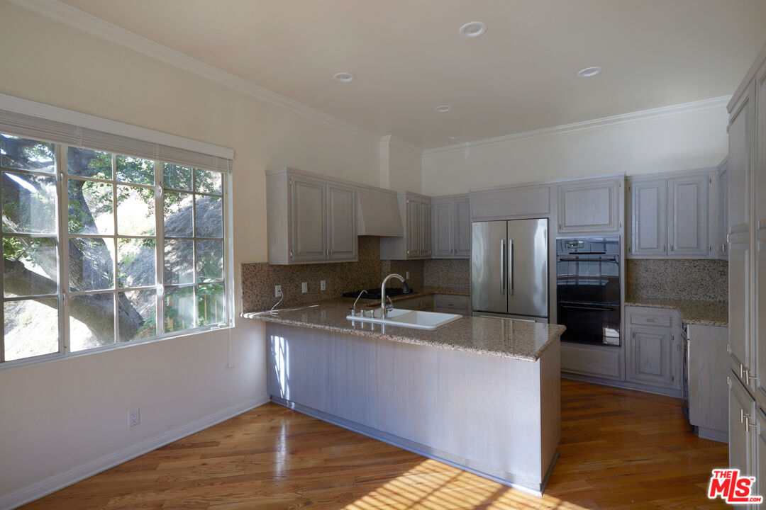 1808 Franklin Canyon Dr