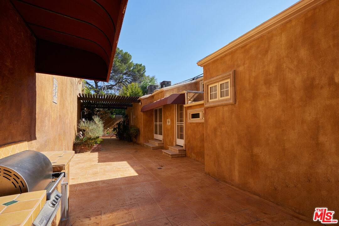 1808 Franklin Canyon Dr