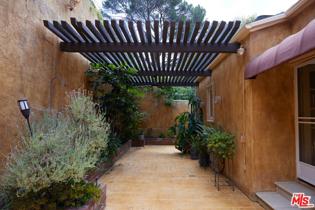 1808 Franklin Canyon Dr