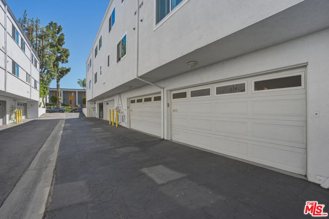 4311 W Sarah St