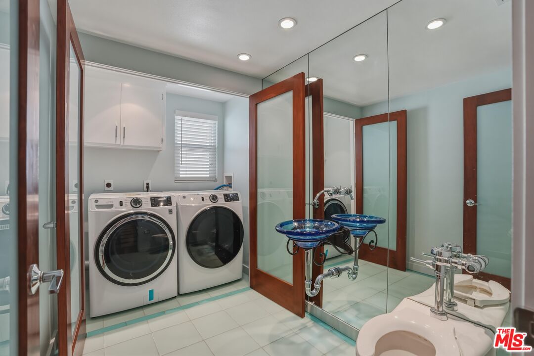 4311 W Sarah St