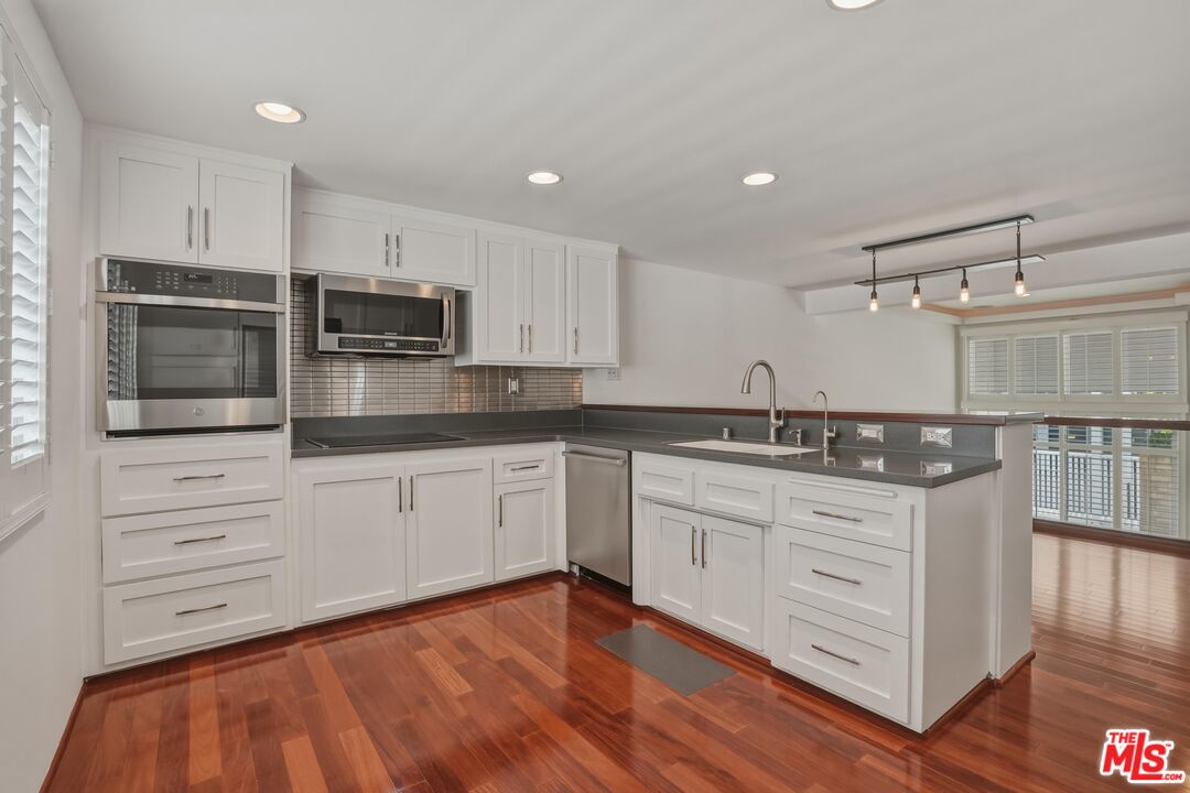 4311 W Sarah St