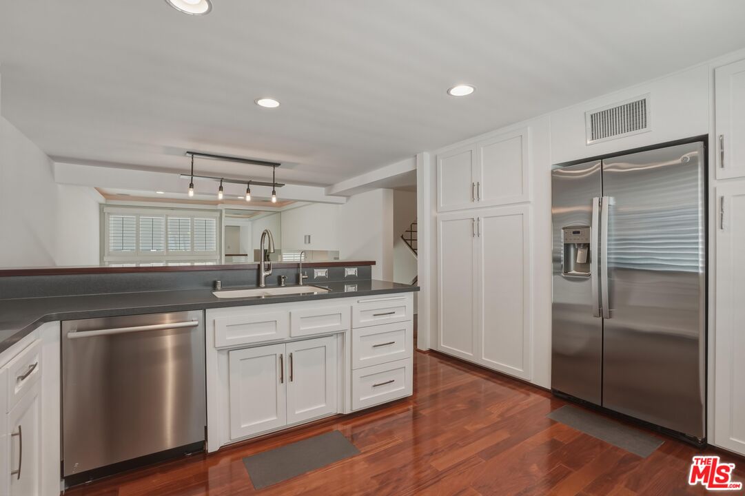 4311 W Sarah St