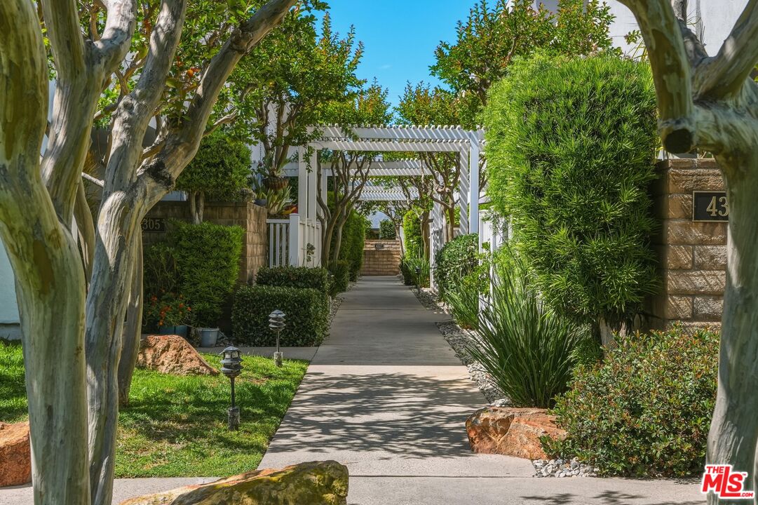 4311 W Sarah St