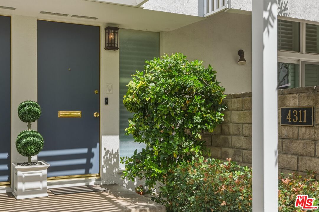 4311 W Sarah St