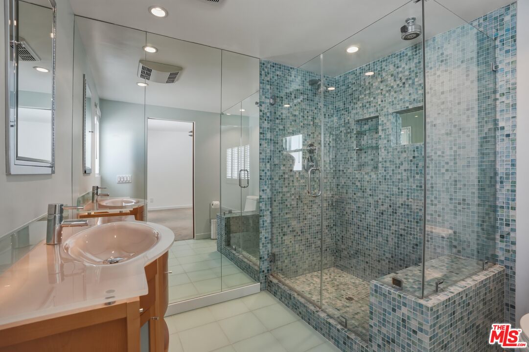 4311 W Sarah St