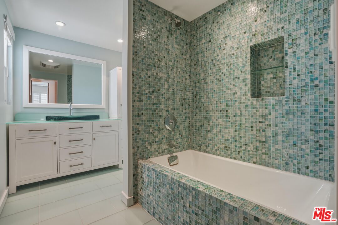 4311 W Sarah St