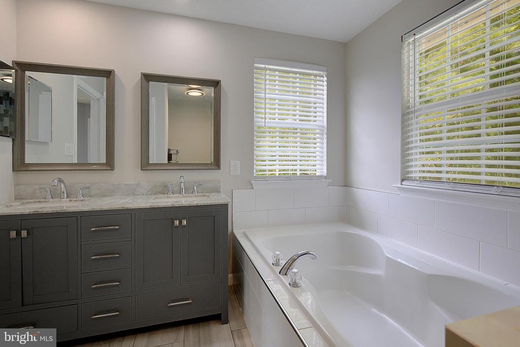 5244 GREENVILLE DRIVE