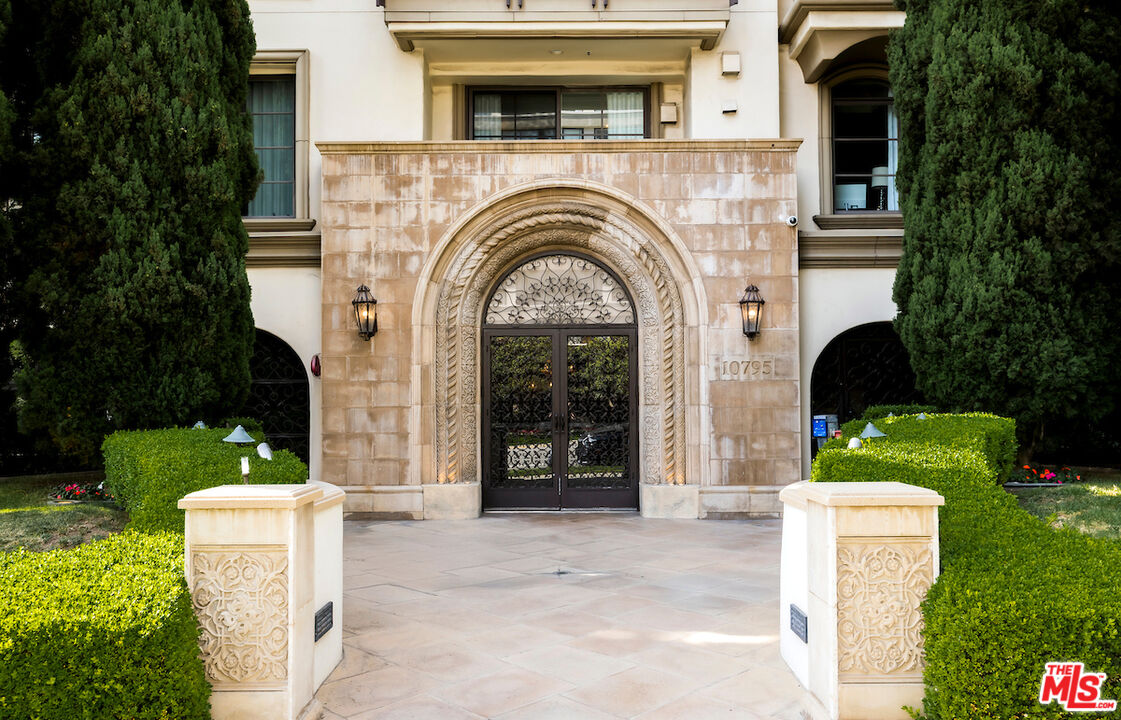 10795 Wilshire Blvd Unit: 105
