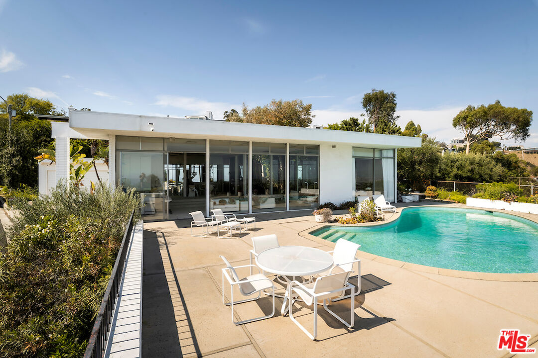 1628 Blue Jay Way
