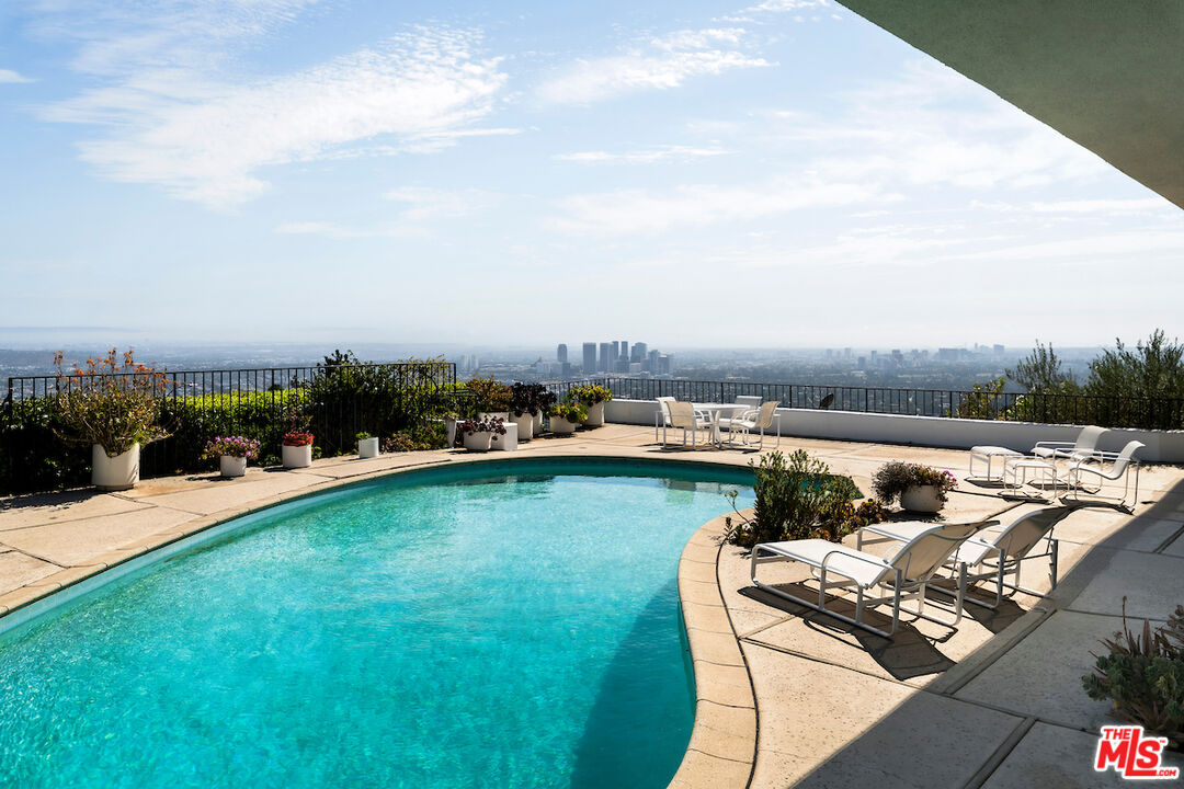 1628 Blue Jay Way