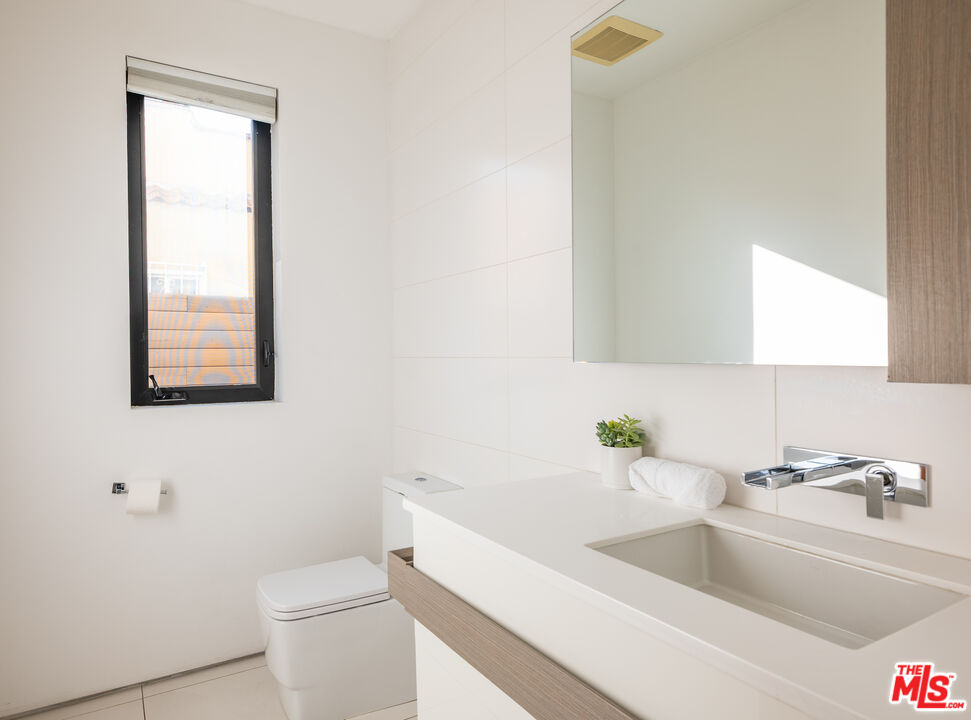 926 N Crescent Heights Blvd