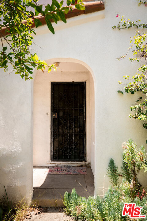 733 N Sierra Bonita Ave
