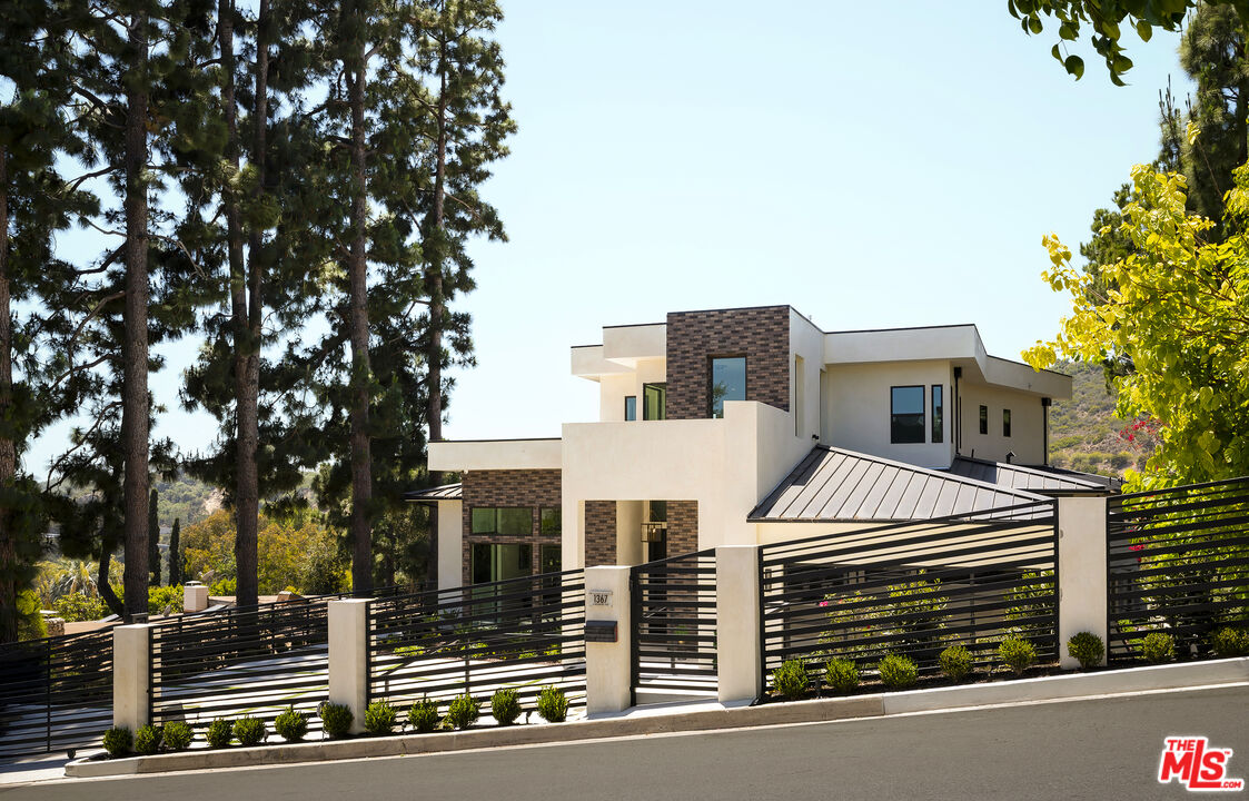 1367 Casiano Rd