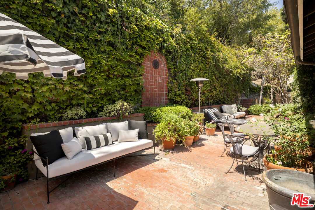 9315 Beverly Crest Dr