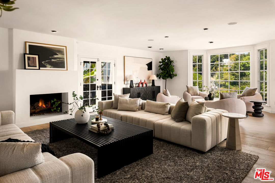 9315 Beverly Crest Dr