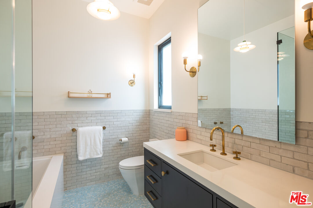 1885 Carla Rdg