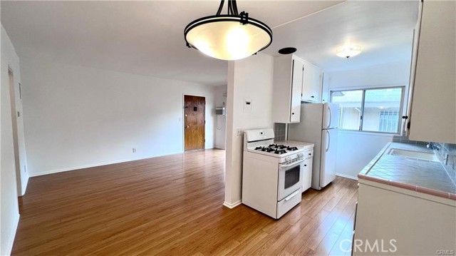 919 N Orange Grove AVE Unit: 5