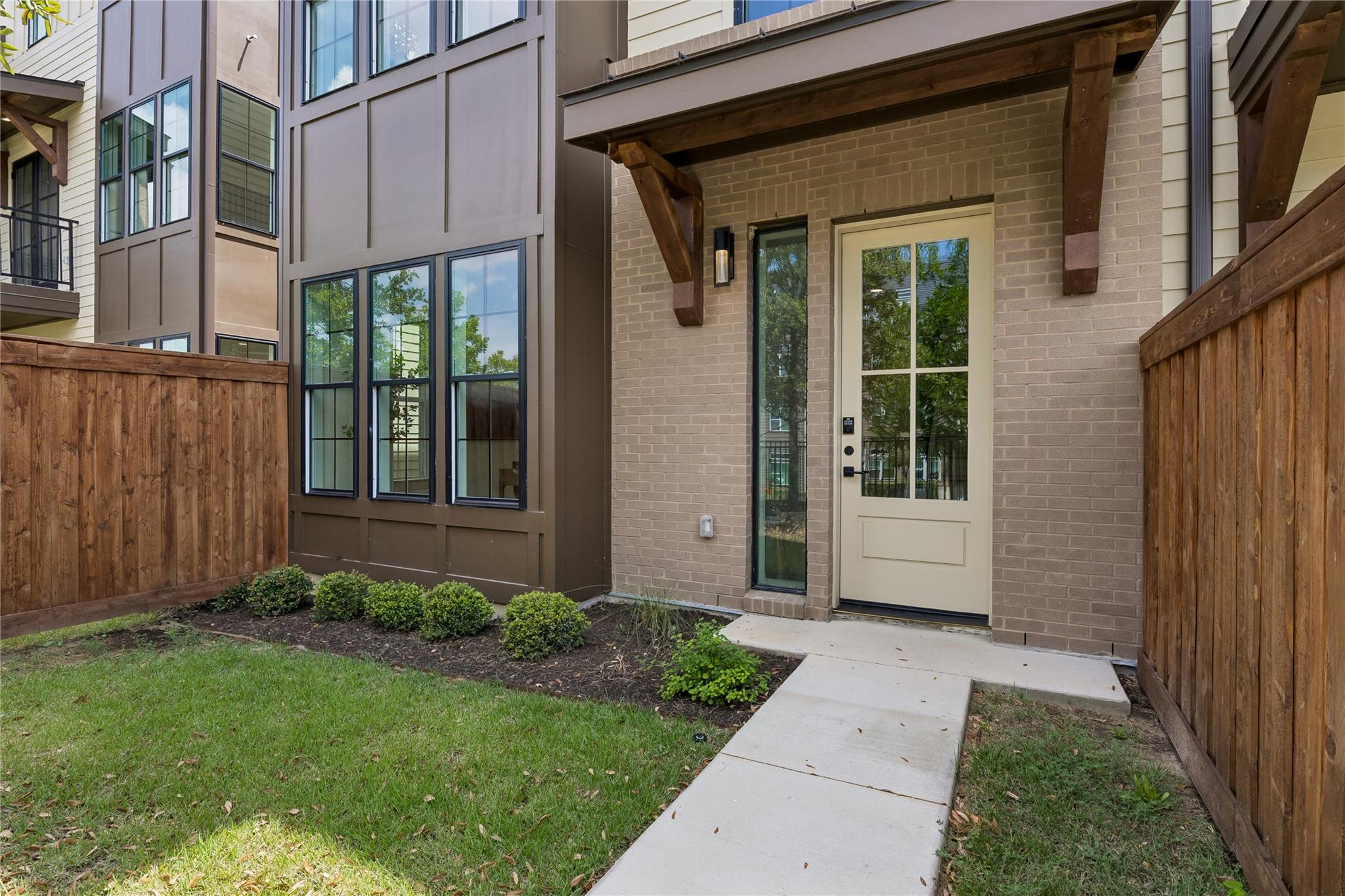 2209 Woodland Ave # 203
