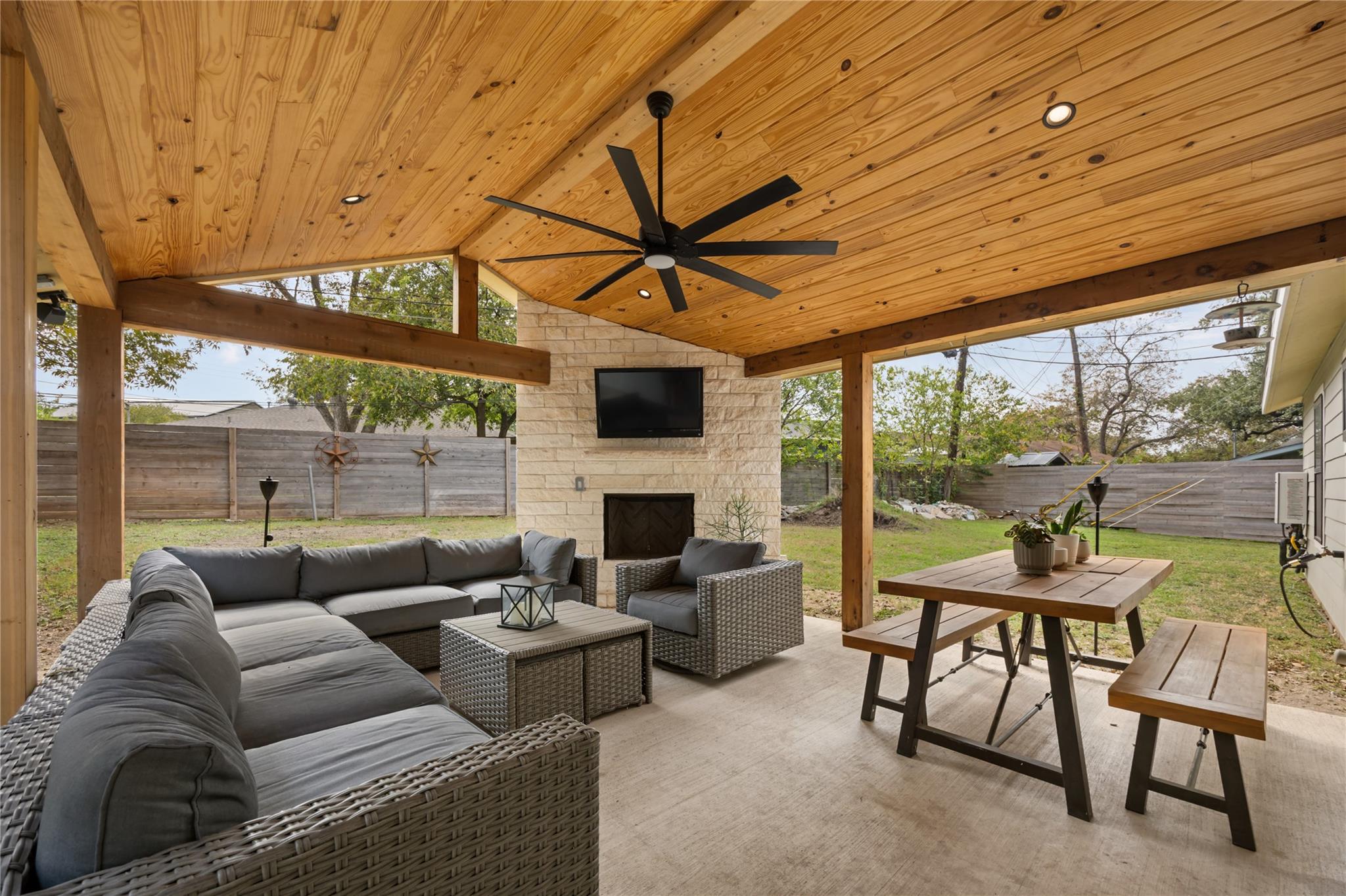 6703 Duquesne DR