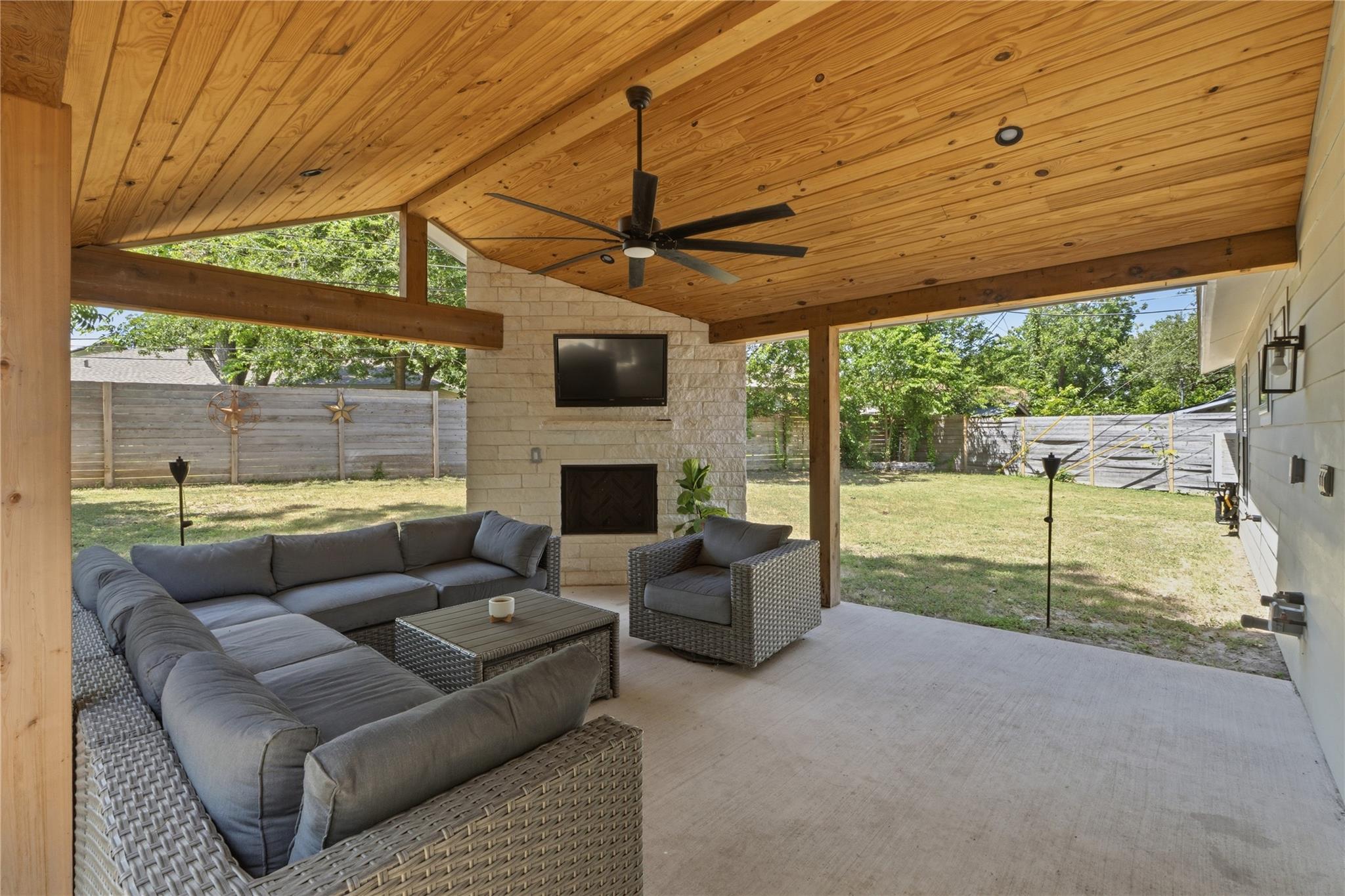 6703 Duquesne DR