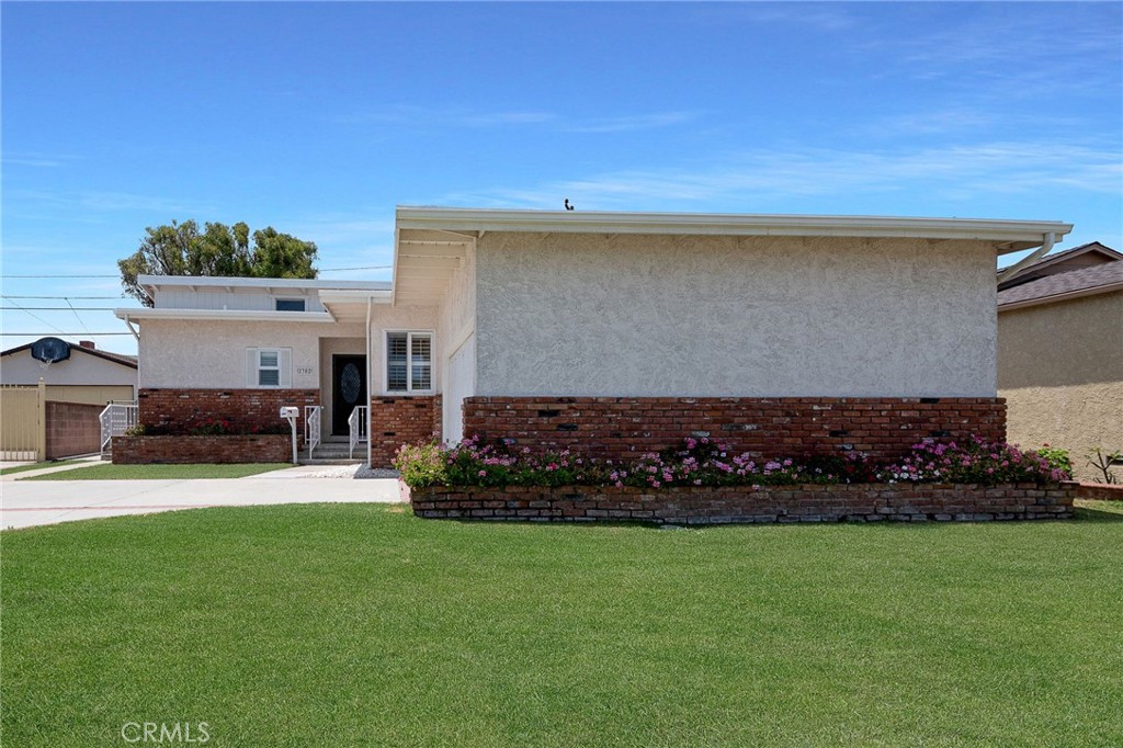 2302 W 177th