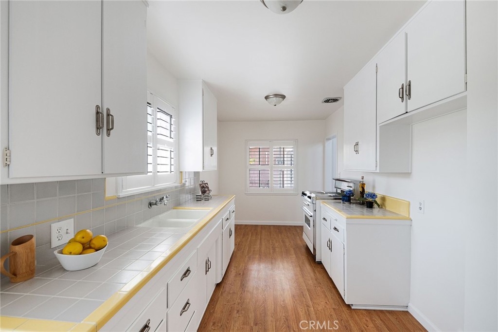 2302 W 177th