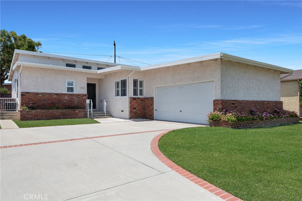 2302 W 177th