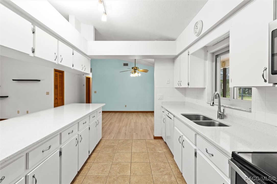 1446 E Saint James Loop