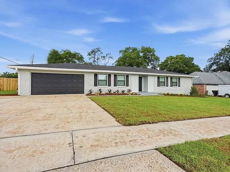 251 NW Briarwood Circle