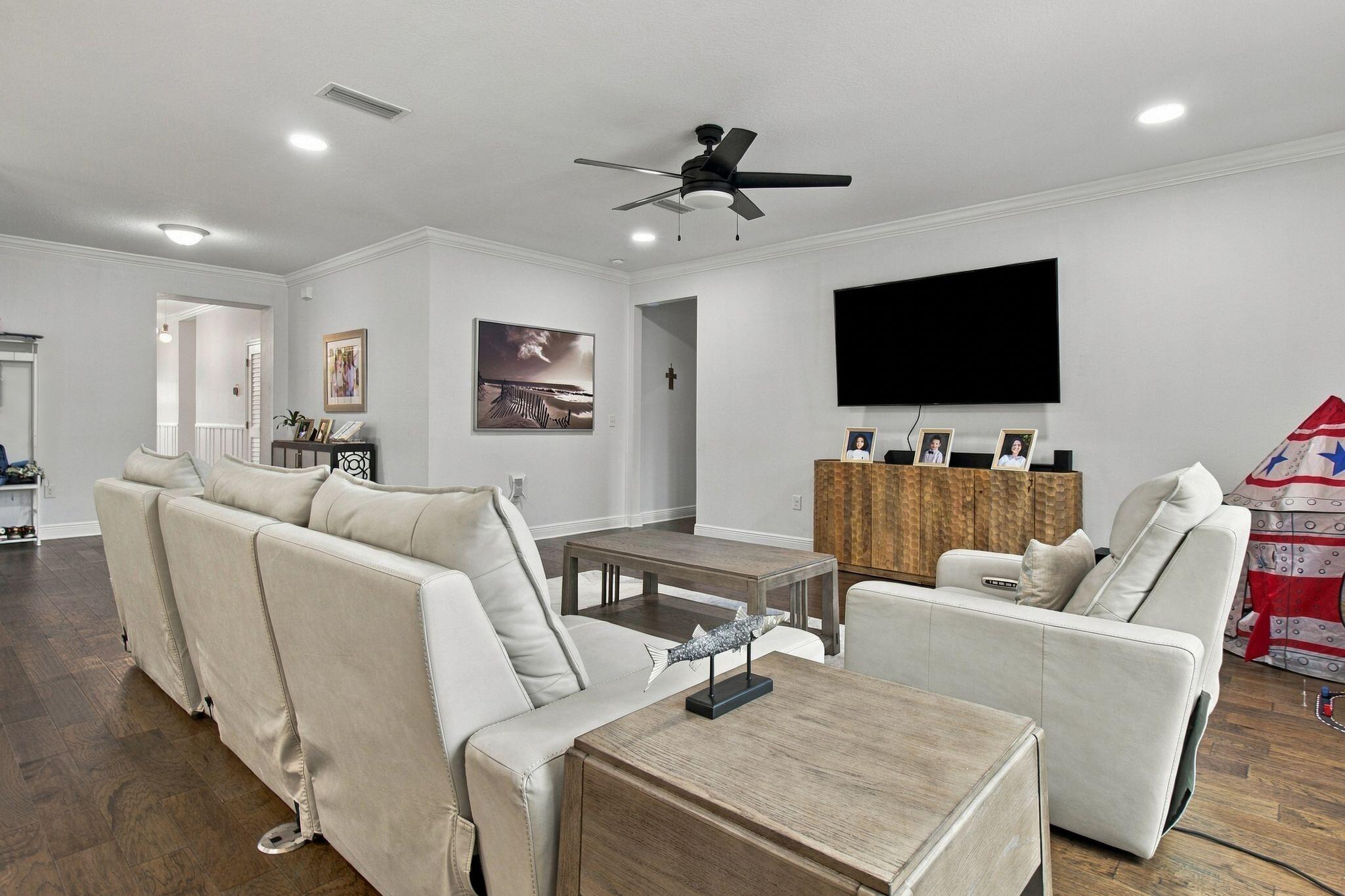590 Las Roblas Grande Drive