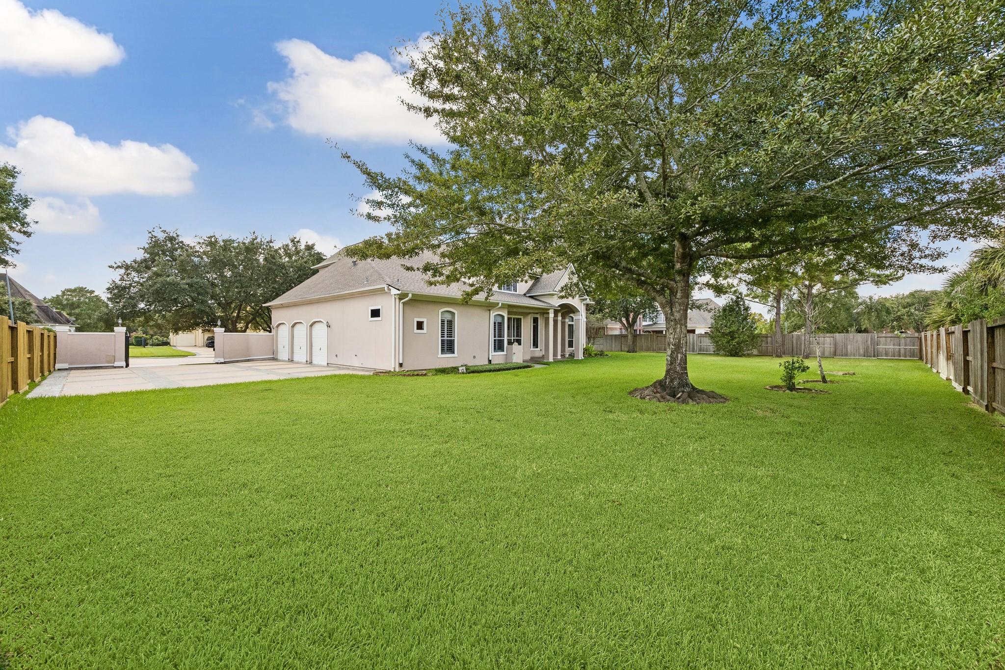 2731 Lakecrest Drive