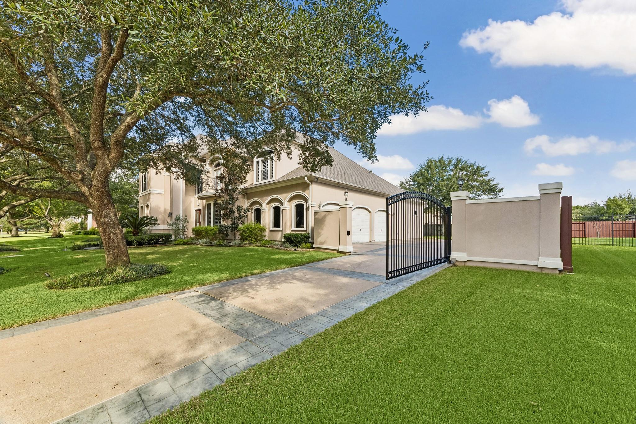 2731 Lakecrest Drive