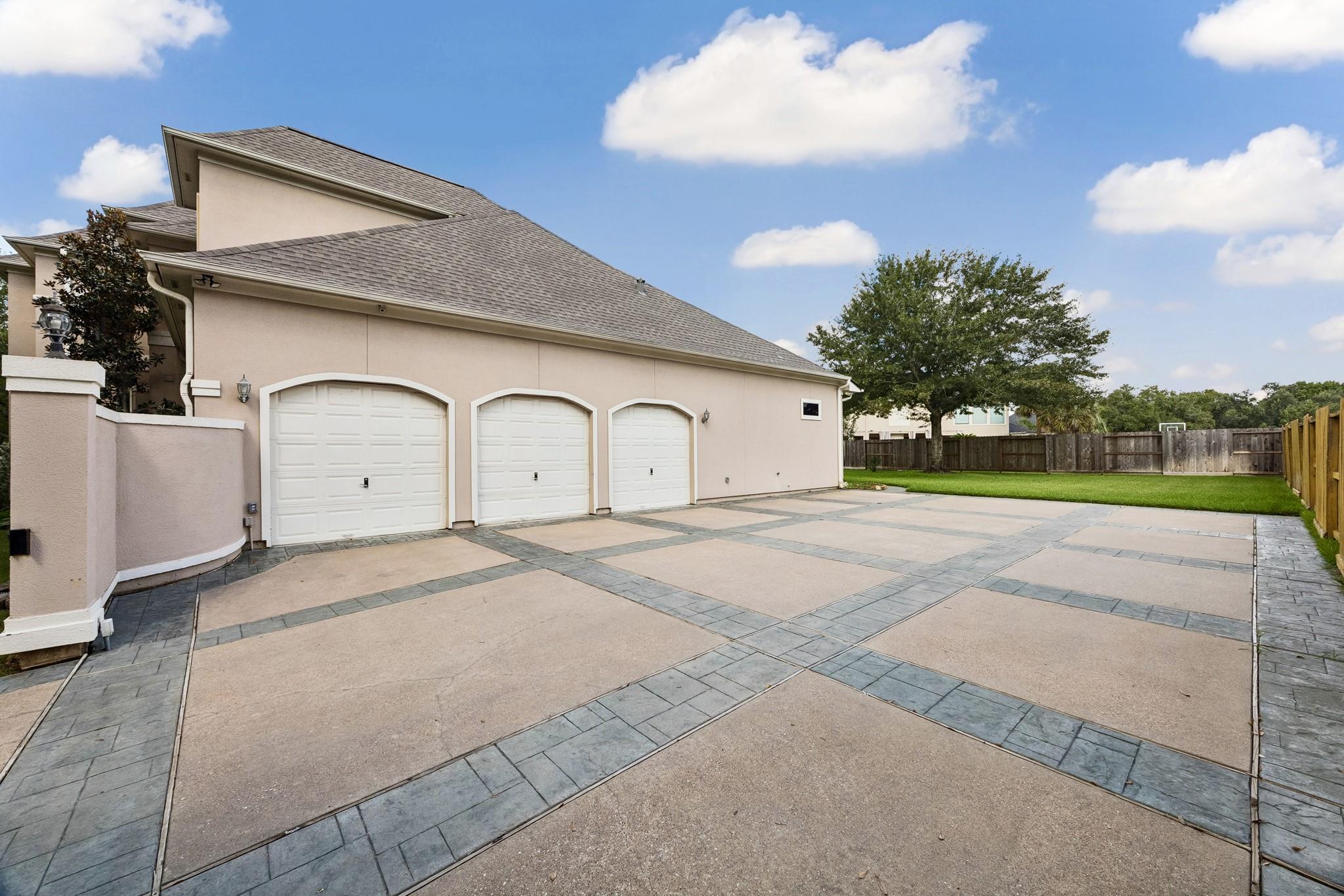 2731 Lakecrest Drive