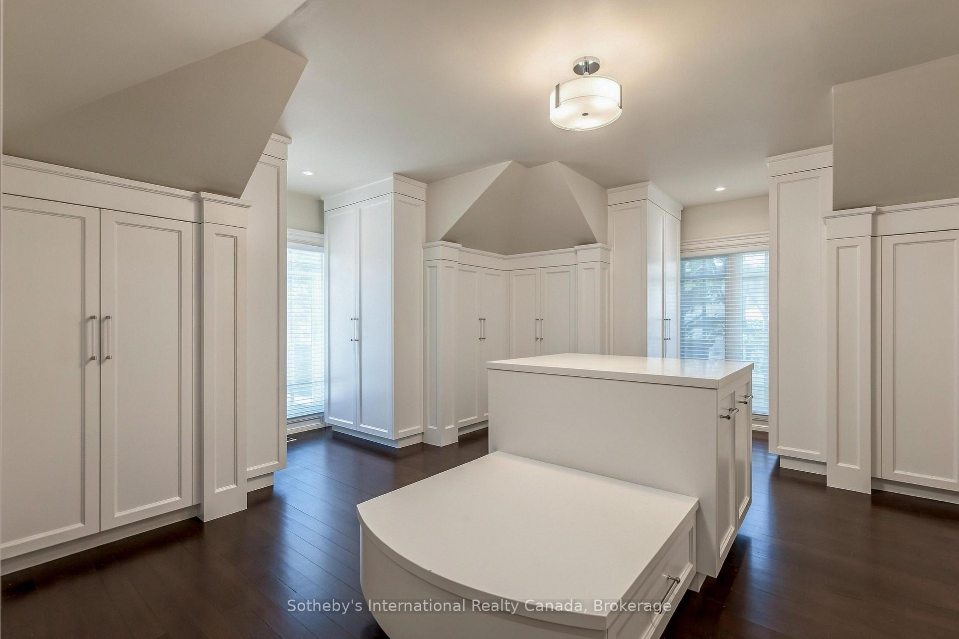1073 Lakeshore Road E