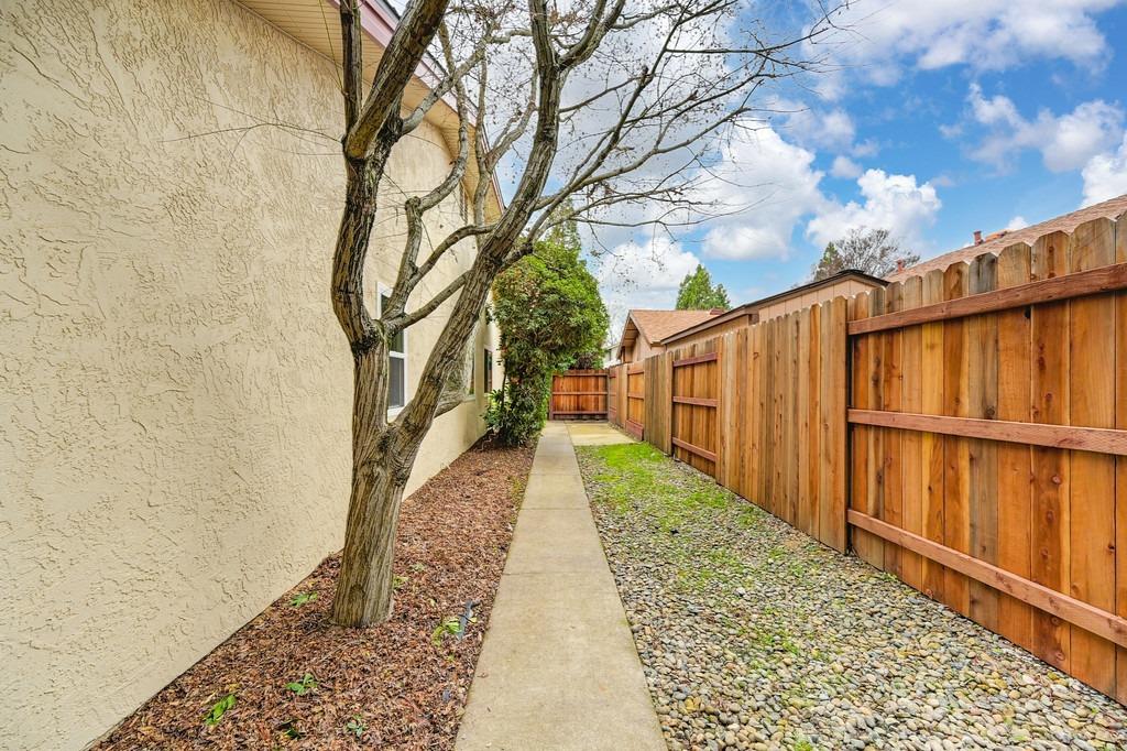 1541 E Colonial Parkway