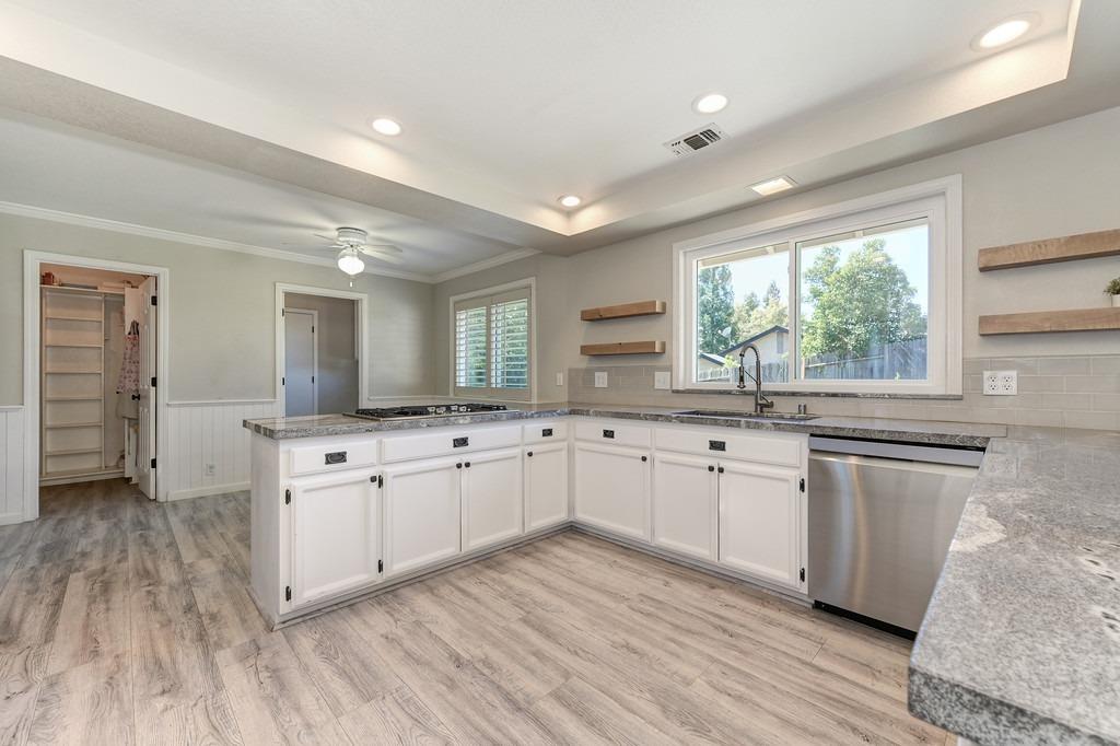 1518 E Colonial Parkway